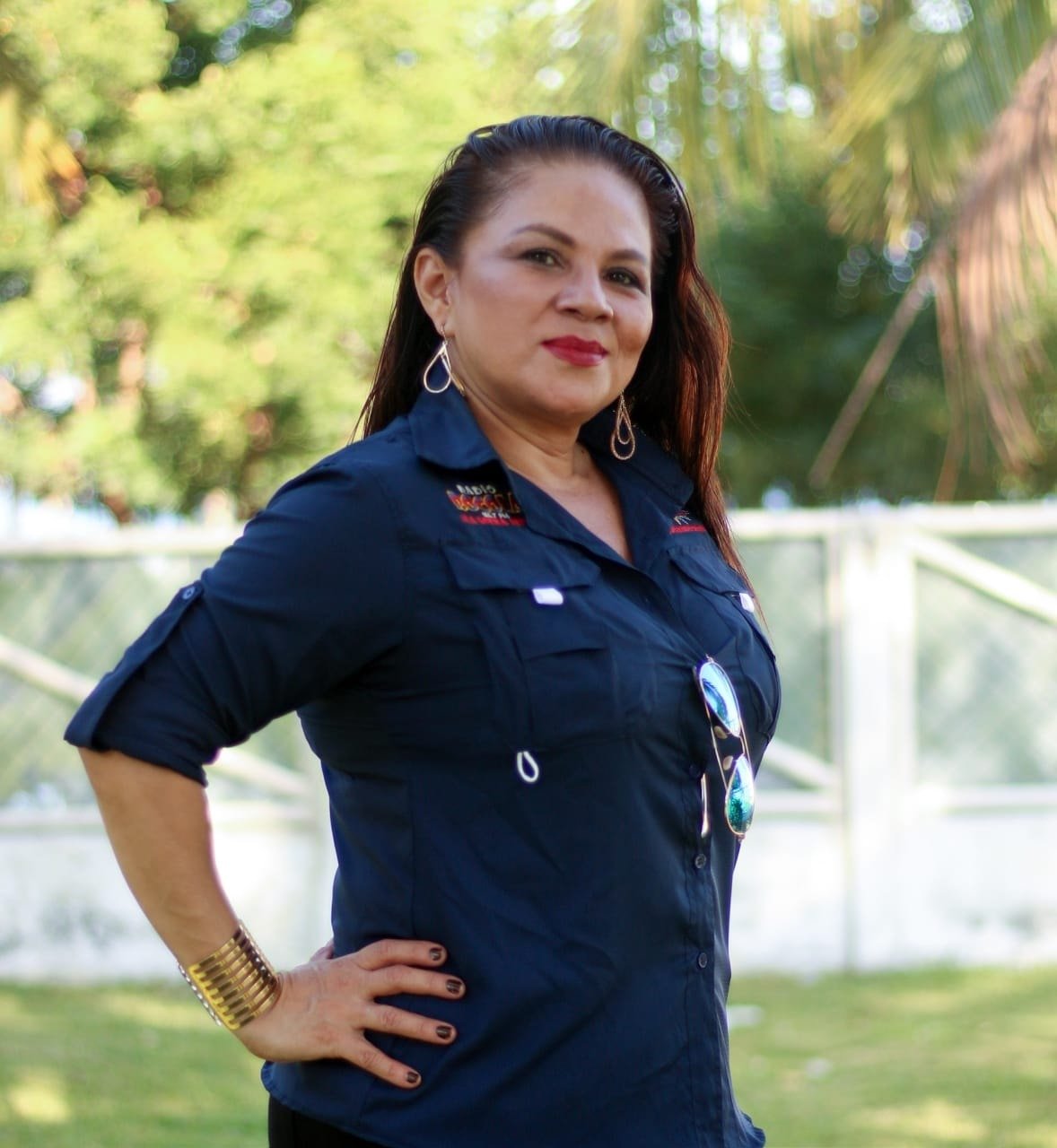 Locutora Linda Pineda en su horario de radio