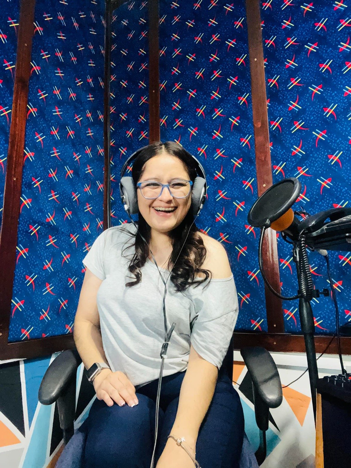 Locutora Stefany Torres en su horario de radio