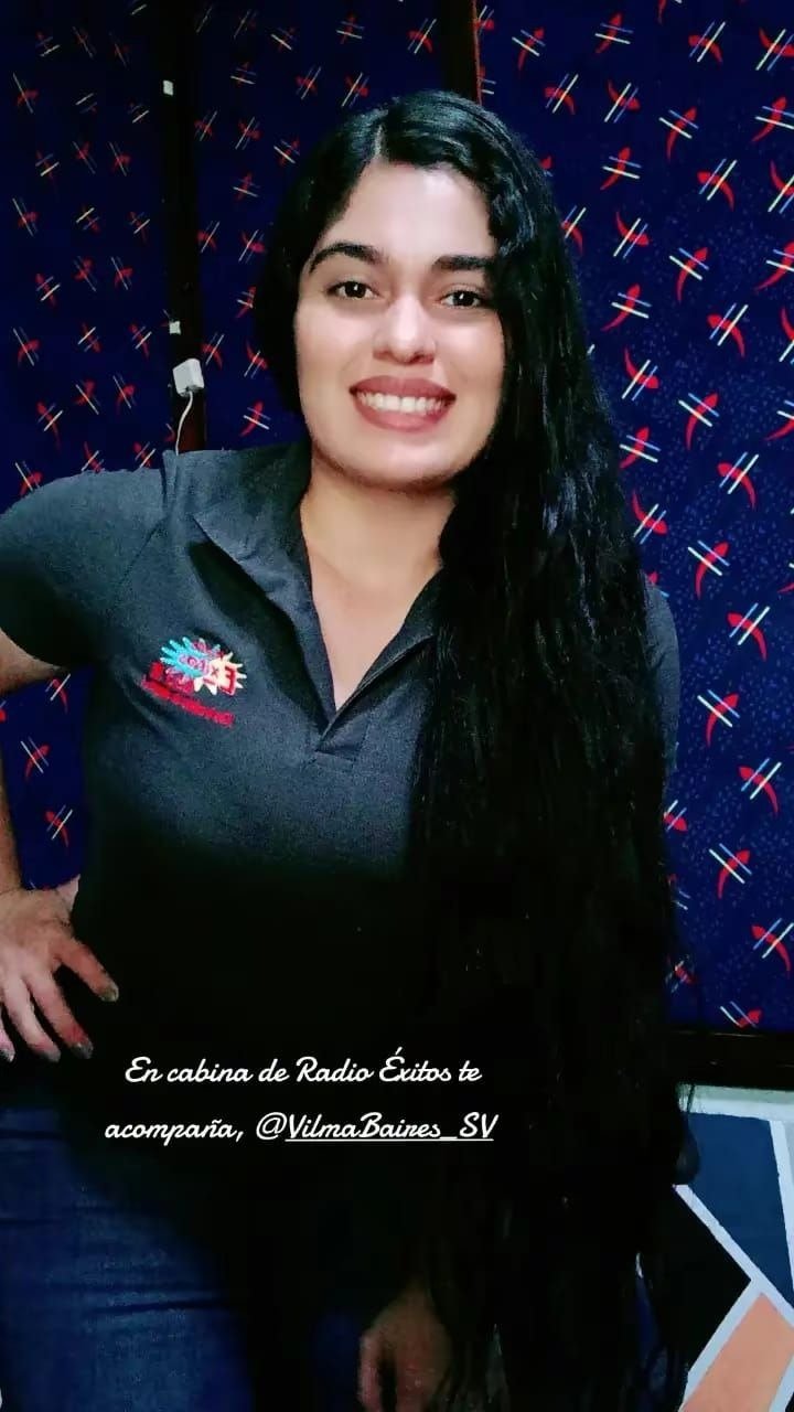Locutora Vilma Baires en su horario de radio